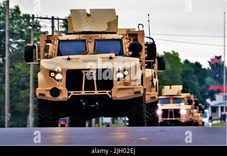 Dienstmitglieder fahren Joint-Light-Tactical-Fahrzeuge auf der Kantonalzone 8. Juli 2022, während der Trainingseinsätze in Fort McCoy, Wis. im Juli 2022, wie auch in anderen Monaten des Jahres, haben Tausende von Truppen in Fort McCoy in verschiedenen Arten von Trainingseinheiten für aktiv- und Reserveeinheiten trainiert. Das Motto von Fort McCoy lautet „Total Force Training Center“. (USA Army Photo von Scott T. Sturkol, Public Affairs Office, Fort McCoy, Wisp.) Stockfoto