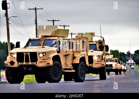 Dienstmitglieder fahren Joint-Light-Tactical-Fahrzeuge auf der Kantonalzone 8. Juli 2022, während der Trainingseinsätze in Fort McCoy, Wis. im Juli 2022, wie auch in anderen Monaten des Jahres, haben Tausende von Truppen in Fort McCoy in verschiedenen Arten von Trainingseinheiten für aktiv- und Reserveeinheiten trainiert. Das Motto von Fort McCoy lautet „Total Force Training Center“. (USA Army Photo von Scott T. Sturkol, Public Affairs Office, Fort McCoy, Wisp.) Stockfoto