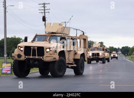 Dienstmitglieder fahren Joint-Light-Tactical-Fahrzeuge auf der Kantonalzone 8. Juli 2022, während der Trainingseinsätze in Fort McCoy, Wis. im Juli 2022, wie auch in anderen Monaten des Jahres, haben Tausende von Truppen in Fort McCoy in verschiedenen Arten von Trainingseinheiten für aktiv- und Reserveeinheiten trainiert. Das Motto von Fort McCoy lautet „Total Force Training Center“. (USA Army Photo von Scott T. Sturkol, Public Affairs Office, Fort McCoy, Wisp.) Stockfoto