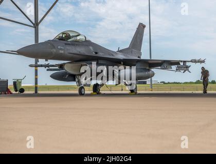 LT. Col. Michael Scorsone, 125. Jagdgeschwader, 138. Jagdflügel, absolviert am 3. Juni 2022 3.000 Stunden F-16-Flugzeit auf der Tulsa Air National Guard Base, Okla. Scorsone ist seit 22 Jahren in der Oklahoma Air National Guard tätig und hat bei der F-16 über 500 Stunden Kampfzeit. (Foto der Oklahoma Air National Guard von Meister Sgt. C.T. Michael) Stockfoto