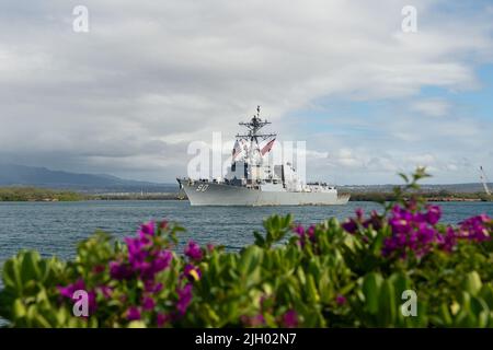 220712-N-HB628-1101 PEARL HARBOR (12. Juli 2022) der Lenkflugkörper-Zerstörer USS Chafee (DDG 90) der Arleigh Burke-Klasse verlässt Pearl Harbor, um am 12. Juli die auf See gelegene Phase von Rim of the Pacific (RIMPAC) 2022 zu beginnen. 26 Nationen, 38 Schiffe, vier U-Boote, mehr als 170 Flugzeuge und 25.000 Mitarbeiter nehmen vom 29. Juni bis zum 4. August an RIMPAC in und um die Hawaii-Inseln und Südkalifornien Teil. RIMPAC, die weltweit größte internationale maritime Übung, bietet eine einzigartige Ausbildungsmöglichkeit und fördert und pflegt kooperative Beziehungen zwischen den Teilnehmern, die für ENS von entscheidender Bedeutung sind Stockfoto