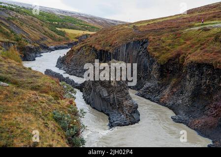Der Stuðlagil Canyon befindet sich in Ostisland im Gletschertal Jökuldalur. Mit der größten Anzahl von Basaltsteinsäulen in Island und einem Stockfoto