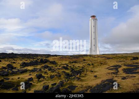 Der Leuchtturm Malarrif befindet sich in der Nähe der vulkanischen Säulen von Lóndrangar an der südlichsten Spitze der Halbinsel Snæfellsnes im Nationalpark Snæfellsjökull Stockfoto