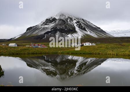 Mount Stapafell ist ein pyramidenförmiger 526 m hoher Palagonitberg und ein Vulkan neben dem Snæfellsjökull-Gletscher und Vulkan im Westen Islands. Stockfoto