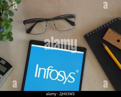 Auf diesem Foto ist ein Infosys-Logo (Infosys Technologies Limited) abgebildet, das auf einem Tablet zu sehen ist. Stockfoto