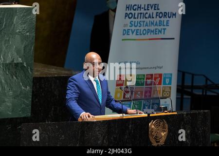 (220713) -- UNITED NATIONS, 13. Juli 2022 (Xinhua) -- der Präsident der UN-Generalversammlung Abdulla Shahid spricht bei der Eröffnung des Ministersegments des hochrangigen Politischen Forums für nachhaltige Entwicklung am 13. Juli 2022 am Hauptsitz der Vereinten Nationen in New York. Der Präsident der UN-Generalversammlung, Abdulla Shahid, schlug am Mittwoch Maßnahmen in fünf Bereichen vor, um die Welt wieder auf den Weg zu einer nachhaltigen Entwicklung zu bringen. (Eskinder Debebe/UN Photo/Handout via Xinhua) Stockfoto