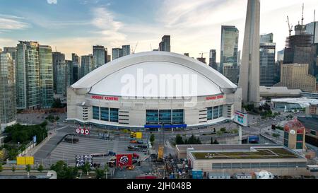 Juli 10 2022, Toronto, Ontario, Kanada. Rogers Center, das Zuhause der Toronto Blue Jays Aerial, war am frühen Morgen leer. Luke Durda/Alamy Stockfoto