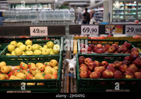 Prag, Tschechische Republik. 13.. Juli 2022. Früchte werden am 13. Juli 2022 in einem Supermarkt in Prag, Tschechien, gesehen. Die Inflation in der Tschechischen Republik, gemessen am Anstieg des Verbraucherpreisindex, betrug im Juni 17,2 Prozent gegenüber dem Vorjahresmonat, ein Anstieg von 16 Prozent gegenüber dem Vormonat, so die am Mittwoch vom Tschechischen Statistischen Amt (CZSO) veröffentlichten Daten. Quelle: Dana Kesnerova/Xinhua/Alamy Live News Stockfoto