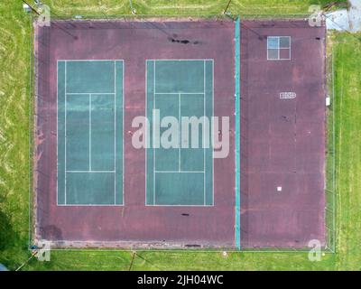 Luftaufnahme der Tennisplätze und 4 Platz in einem öffentlichen Park Stockfoto