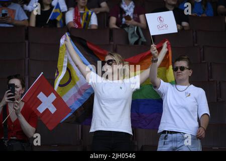 Unterstützer (Frauen in der Schweiz) während des UEFA Women s Euro England 2022-Spiels zwischen Schweden 2-1 Schweiz im Bramall Lane Stadium am 13 2022. Juli in Sheffield, England. Quelle: Maurizio Borsari/AFLO/Alamy Live News Stockfoto