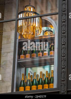 Champagnerflaschen im Weinladen. Viele Glasweinflaschen auf Weinregalen mit Beleuchtung. Interieur im Restaurant-Juli 10,2022-Vancouver BC Canad Stockfoto