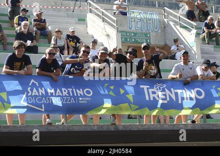 Mezzano, Italien, 13/7/2022, Hellas Verona Fans zeigen ihre Unterstützung vor Hellas Verona A gegen Hellas Verona B, 2 Grad frendly Spiel Vorsaison Serie A Tim 2022-23, in 'Centro Sportivo Intercomunale' Mezzano di Fiera di Primiero (TN), Italien, am 13. Juli 2022. Stockfoto