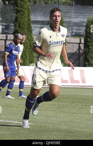 Mezzano, Italien, 13/7/2022, Filippo Terracciano von Hellas Verona FC während Hellas Verona A gegen Hellas Verona B, 2. Frendly Spiel Vorsaison Serie A Tim 2022-23, im 'Centro Sportivo Intercomunale' Mezzano di Fiera di Primiero (TN), Italien, am 13. Juli 2022. Stockfoto
