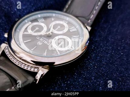 Schöne Luxus-Armbanduhr für Männer auf dunklem Hintergrund. Herren-Armbanduhr aus Edelstahl mit schwarzem Lederarmband. Stockfoto