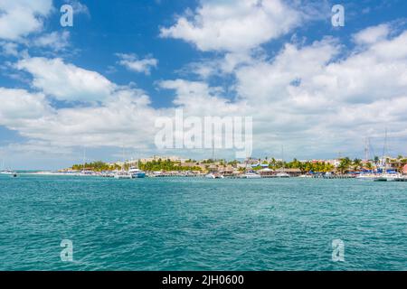 Hafen mit Segelbooten und Schiffen auf der Insel Isla Mujeres in der Karibik, Cancun, Yucatan, Mexiko. Stockfoto