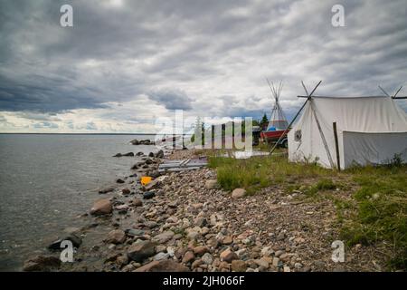 Zeltdach am Ufer des Great Bear Lake im Sommer in der nördlichen indigenen Gemeinde Deline, Northwest Territories, Kanada Stockfoto