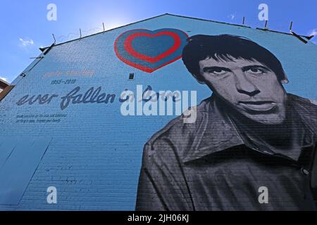 Sogar verliebt in jemanden, den man nicht haben sollte, Pete Shelley Gedenkbild von Akse P19, im Stadtzentrum von Leigh, Greater Manchester, England Stockfoto