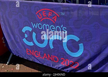 Banner für die UEFA Womans Euro Championship England 2022, im Stadtzentrum von Leigh, bereit für Portugal gegen Niederlande (Holland) nach der Spielparty, NW-England Stockfoto