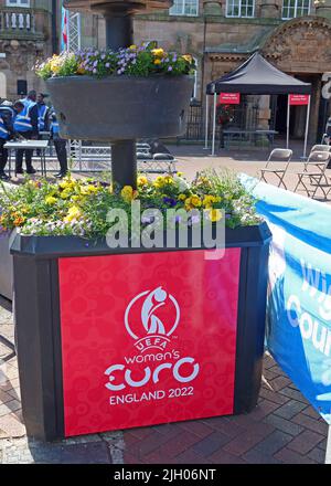 Banner für die UEFA Womans Euro Championship England 2022, im Stadtzentrum von Leigh, bereit für Portugal gegen Niederlande (Holland) nach der Spielparty, NW-England Stockfoto