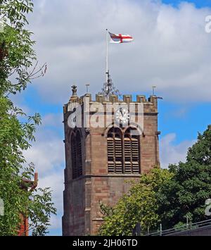 Turm und Uhr der Jungfernkirche St. Mary, mit der Flagge St. Georges - St Mary's Way, Leigh, Lancs, England, Großbritannien, WN7 5EQ Stockfoto