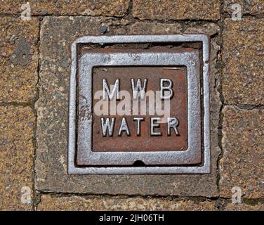 Geprägtes Gusseisengitter, MWB Manchester Water Board, im Stadtzentrum von Leigh, Lancs, England, Großbritannien, WN7 Stockfoto