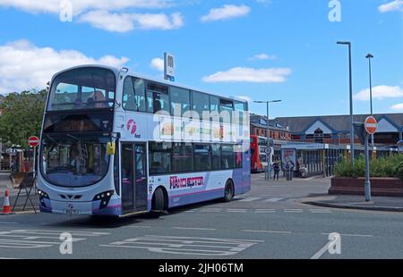 First Greater Manchester BD12TCJ Not in Service verlässt Leigh Bus Station, King Street, Leigh, Greater Manchester, England, GROSSBRITANNIEN, WN7 4LP Stockfoto