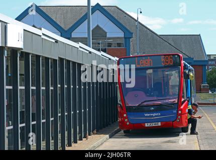 Warringtons eigener Bus 596 am Leigh Busbahnhof, King Street, Leigh, Greater Manchester, England, GROSSBRITANNIEN, WN7 4LP - REG YJ13HKE Stockfoto