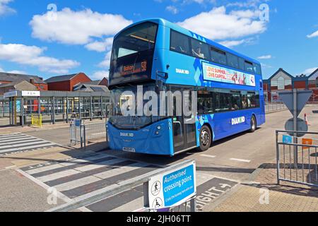 Diamond Service 582 MX20KYJ verlässt den Leigh Busbahnhof, King Street, Leigh, Greater Manchester, England, GROSSBRITANNIEN, WN7 4LP Stockfoto