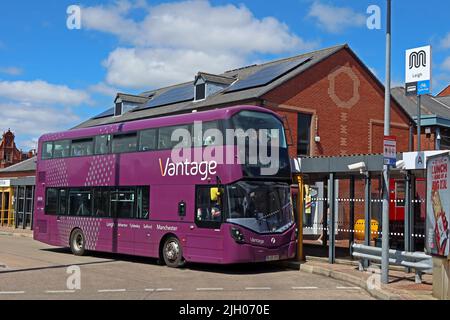 Leigh Busbahnhof Vantage V1 geführter Busservice nach Manchester. Am Leigh Busbahnhof, King Street, Leigh, Greater Manchester, England, GROSSBRITANNIEN, WN7 4LP Stockfoto