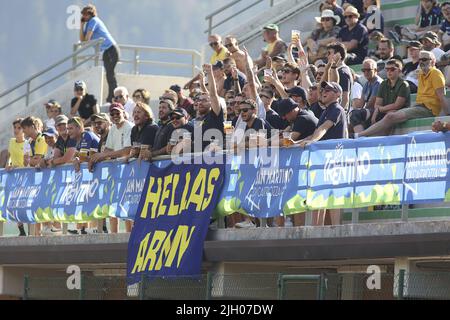 Mezzano, Italien, 13/7/2022, Hellas Verona Fans zeigen ihre Unterstützung während Hellas Verona A gegen Hellas Verona B, 2 Grad frendly Spiel Vorsaison Serie A Tim 2022-23, in 'Centro Sportivo Intercomunale' Mezzano di Fiera di Primiero (TN), Italien, am 13. Juli 2022. Stockfoto