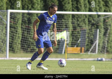 Mezzano, Italien, 13/7/2022, Mailand Djuric of Hellas Verona FCDuring Hellas Verona A vs Hellas Verona B, 2 Grad frendly match preseason Serie A Tim 2022-23, at 'Centro Sportivo Intercomunale' Mezzano di Fiera di Primiero (TN), Italy, on 13 July 2022. Stockfoto