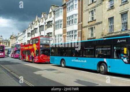 Busse und Reisebusse für Touristen, Stadtzentrum Oxford, Großbritannien 2022 Stockfoto
