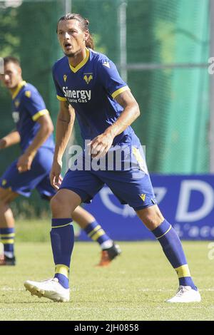 Mezzano, Italien. 13.. Juli 2022. Milan Djuric von Hellas Verona FC während Hellas Verona A gegen Hellas Verona B, 2Â frendly Match preseason Serie A Tim 2022-23, in 'Centro Sportivo Intercomunale' Mezzano di Fiera di Primiero (TN), Italien, am 13. Juli 2022. Kredit: Unabhängige Fotoagentur/Alamy Live Nachrichten Stockfoto