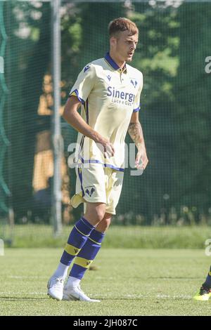 Mezzano, Italien. 13.. Juli 2022. Ivan Ilic vom FC Hellas Verona während des Spiels Hellas Verona A gegen Hellas Verona B, 2Â frendly match preseason Serie A Tim 2022-23, im 'Centro Sportivo Intercomunale' Mezzano di Fiera di Primiero (TN), Italien, am 13. Juli 2022. Kredit: Unabhängige Fotoagentur/Alamy Live Nachrichten Stockfoto