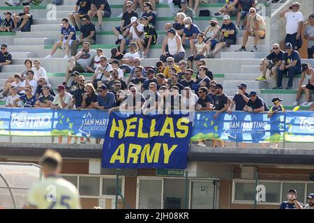 Mezzano, Italien. 13.. Juli 2022. Die Fans von Hellas Verona zeigen ihre Unterstützung während des Spiels Hellas Verona A gegen Hellas Verona B, 2Â frendly match preseason Serie A Tim 2022-23, im 'Centro Sportivo Intercomunale' Mezzano di Fiera di Primiero (TN), Italien, am 13. Juli 2022. Kredit: Unabhängige Fotoagentur/Alamy Live Nachrichten Stockfoto