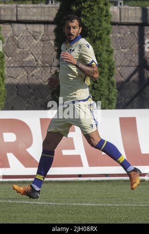 Mezzano, Italien, 13/7/2022, Federico Ceccherini vom FC Hellas Verona schaut am 13. Juli 2022 während der Serie A Tim 2022-23, 2. Frendly match, Hellas Verona B, im Centro Sportivo Intercomunale, Mezzano di Fiera di Primiero (TN), Italien. Stockfoto