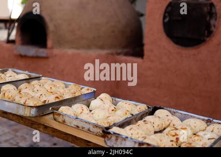 Käsebrot und serviert in Blechdose auf dem Tisch - brasilianische Küche - selektive Konzentration Stockfoto