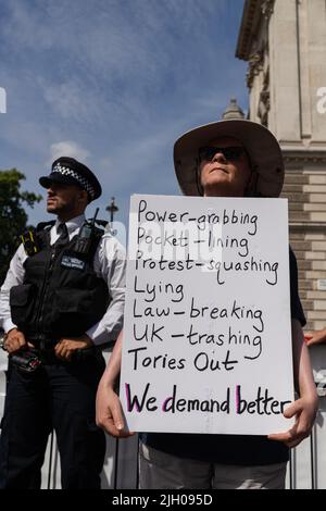 London, Großbritannien. 13.. Juli 2022. Während der Demonstration wird ein Protestler mit einem Plakat gesehen. Anti-Boris-Johnson-Demonstranten protestierten in London gegen den Partygate-Skandal und den Brexit. Kredit: SOPA Images Limited/Alamy Live Nachrichten Stockfoto