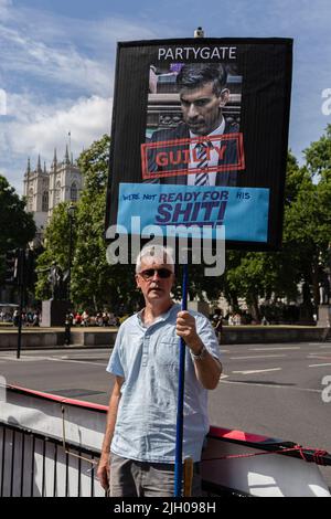 London, Großbritannien. 13.. Juli 2022. Während der Demonstration wird ein Protestler mit einem Plakat gesehen. Anti-Boris-Johnson-Demonstranten protestierten in London gegen den Partygate-Skandal und den Brexit. (Foto von Teresa Nunes/SOPA Images/Sipa USA) Quelle: SIPA USA/Alamy Live News Stockfoto