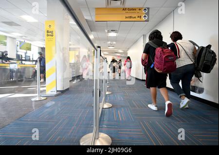 New York, USA. 13.. Juli 2022. Spirit Airlines-Passagiere gelangen am 13. Juli 2022 zum Sicherheitscheckpunkt im Terminal A am Flughafen LaGuardia im New Yorker Stadtteil Queens, NY. Spirit Airlines hat eine Abstimmung über ein Angebot von Frontier Airlines über eine mögliche Fusion in einem $2,6-Milliarden-Barmittel- und Aktienangebot verzögert. (Foto von Anthony Behar/Sipa USA) Quelle: SIPA USA/Alamy Live News Stockfoto