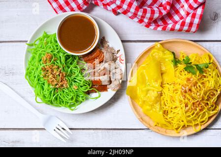 Jade Nudel und gelbe Nudeln Asiatische Thailand Essen, gebratene Ente mit Jade Nudel und Schweinefleisch Knödel auf dem Teller und Entensoße, grüne Nudeln Chinesisch Stockfoto