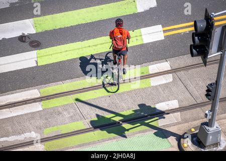 Wird ein Radfahrer ist eine ganze Philosophie des Lebens, auf einen aktiven Lebensstil, jeder kann Fahrrad fahren, aber nicht jeder will. Helfen Sie Ihrem Körper halten Sie es Stockfoto