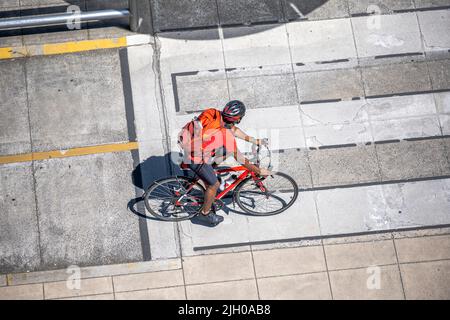 Wird ein Radfahrer ist eine ganze Philosophie des Lebens, auf einen aktiven Lebensstil, jeder kann Fahrrad fahren, aber nicht jeder will. Helfen Sie Ihrem Körper halten Sie es Stockfoto