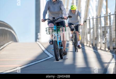 Wird ein Radfahrer ist eine ganze Philosophie des Lebens, auf einen aktiven Lebensstil, jeder kann Fahrrad fahren, aber nicht jeder will. Helfen Sie Ihrem Körper halten Sie es Stockfoto