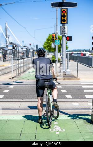 Wird ein Radfahrer ist eine ganze Philosophie des Lebens, auf einen aktiven Lebensstil, jeder kann Fahrrad fahren, aber nicht jeder will. Helfen Sie Ihrem Körper halten Sie es Stockfoto