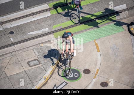 Eine Gruppe von Amateurradfahrern fährt auf dem Bürgersteig der Stadt Fahrrad und bevorzugt einen aktiven, gesunden Lebensstil, indem sie alternativ Radfahren und Radfahren verwenden Stockfoto