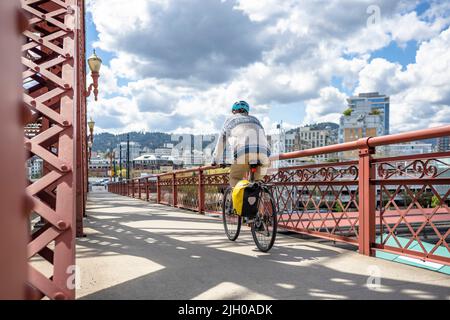 Wird ein Radfahrer ist eine ganze Philosophie des Lebens, auf einen aktiven Lebensstil, jeder kann Fahrrad fahren, aber nicht jeder will. Helfen Sie Ihrem Körper halten Sie es Stockfoto