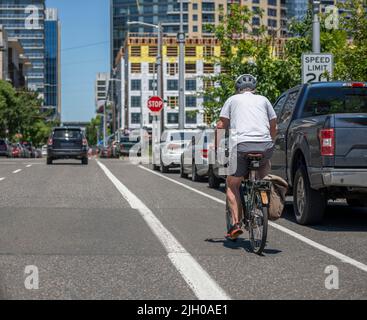 Wird ein Radfahrer ist eine ganze Philosophie des Lebens, auf einen aktiven Lebensstil, jeder kann Fahrrad fahren, aber nicht jeder will. Helfen Sie Ihrem Körper halten Sie es Stockfoto