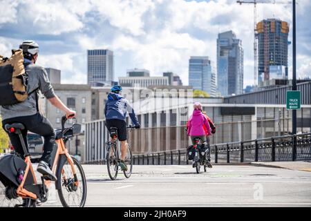 Wird ein Radfahrer ist eine ganze Philosophie des Lebens, auf einen aktiven Lebensstil, jeder kann Fahrrad fahren, aber nicht jeder will. Helfen Sie Ihrem Körper halten Sie es Stockfoto