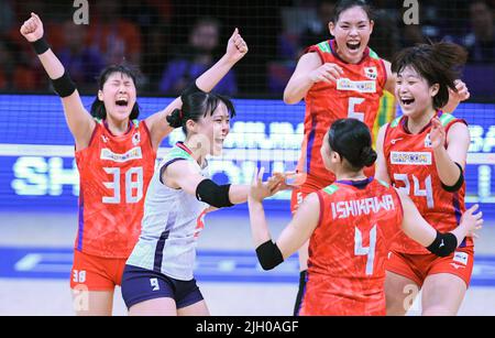 Ankara, Türkei. 13.. Juli 2022. Die Spieler Japans feiern das Viertelfinale der FIVB Volleyball Women's Nations League 2022 zwischen Brasilien und Japan in Ankara, Türkei, am 13. Juli 2022. Quelle: Shadati/Xinhua/Alamy Live News Stockfoto